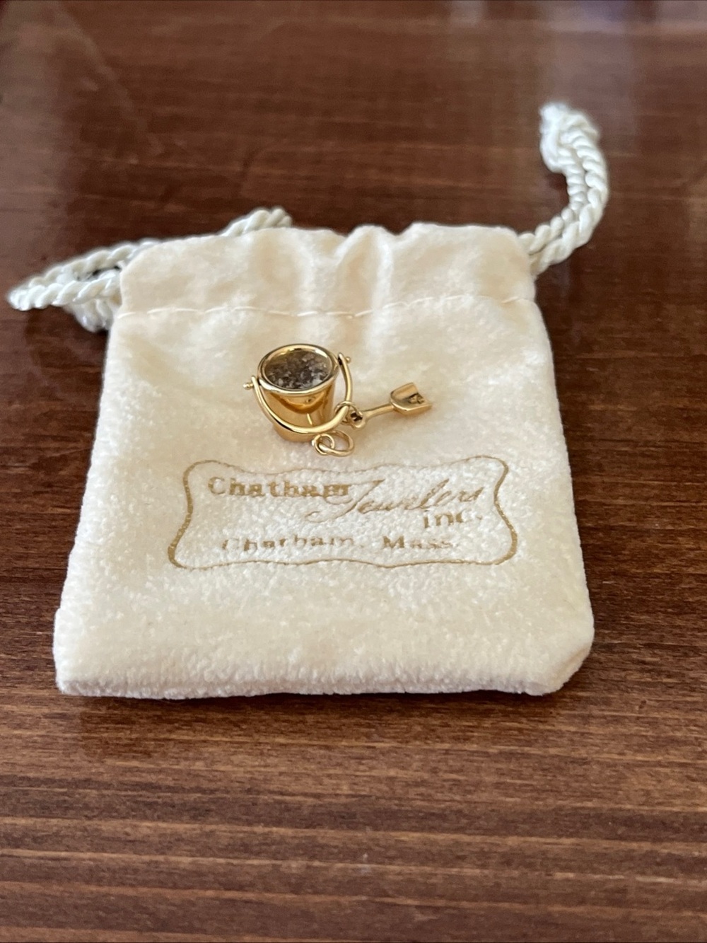 Chatham Jewelers 14k pail & shovel Pendant w/Chatham Lighthouse Beach Sand